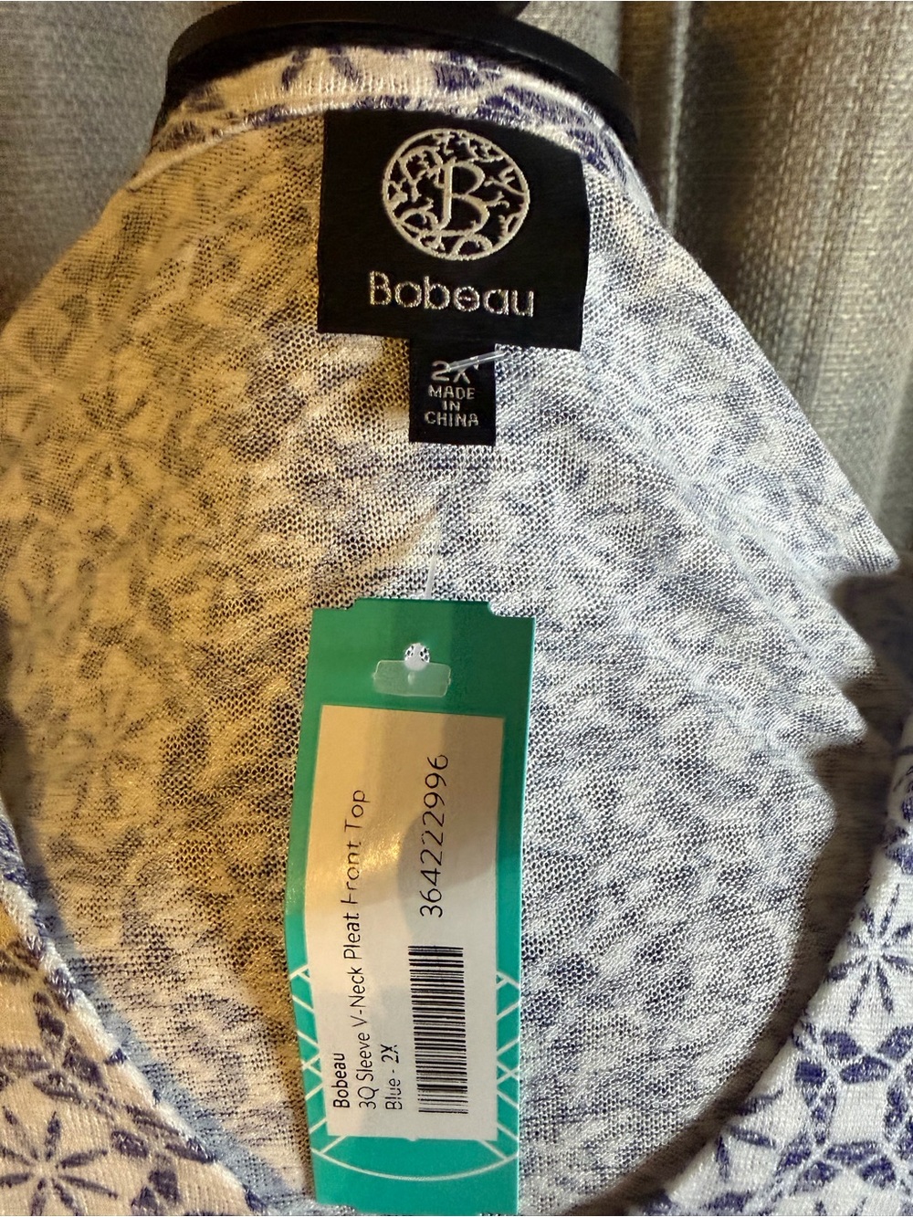 bobeau White and Blue V-Neck Long Sleeve Floral Top P2P 31 Length 28” . - Picture 2 of 7